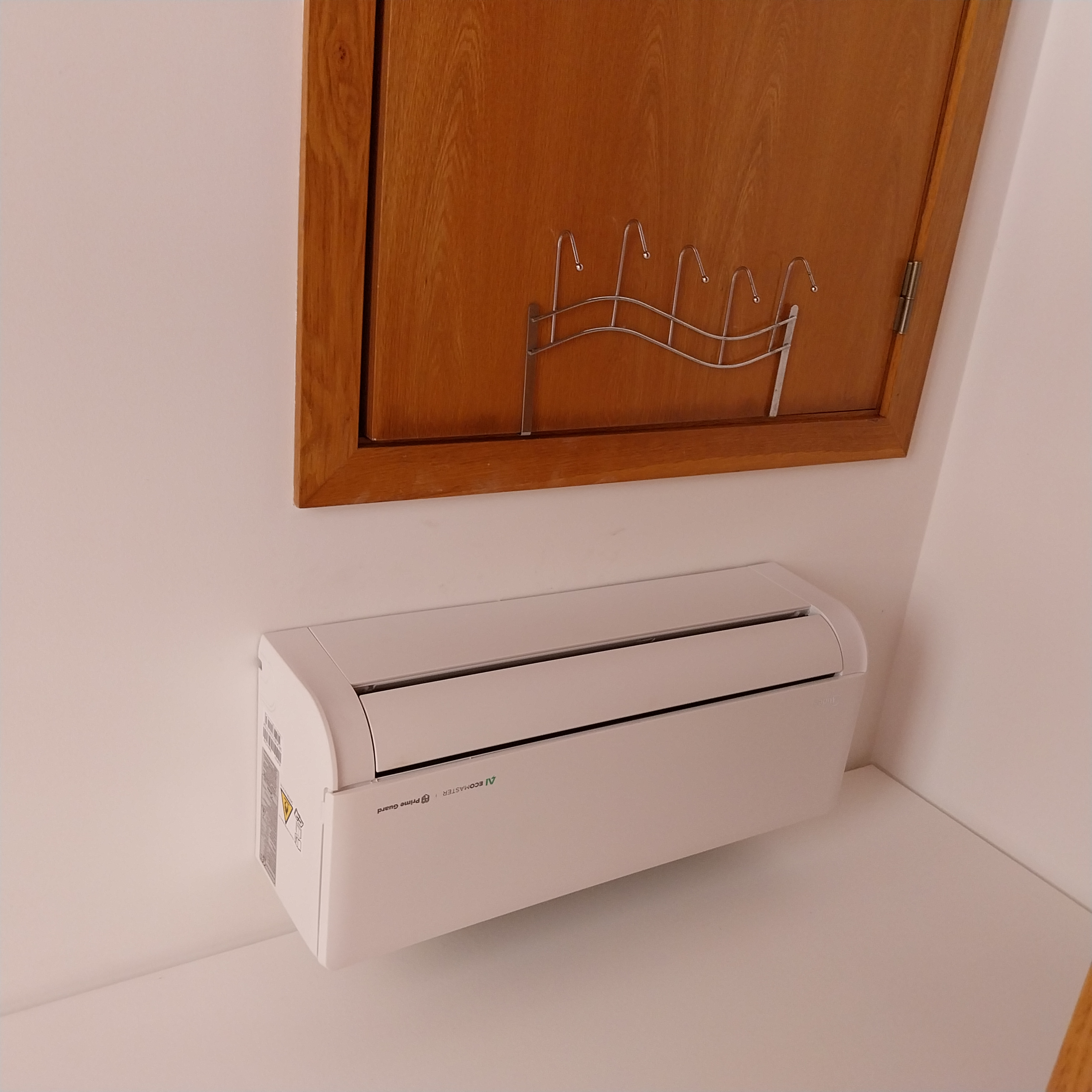 Ar condicionado do Quarto Duplo com Varanda instalado junto ao roupeiro