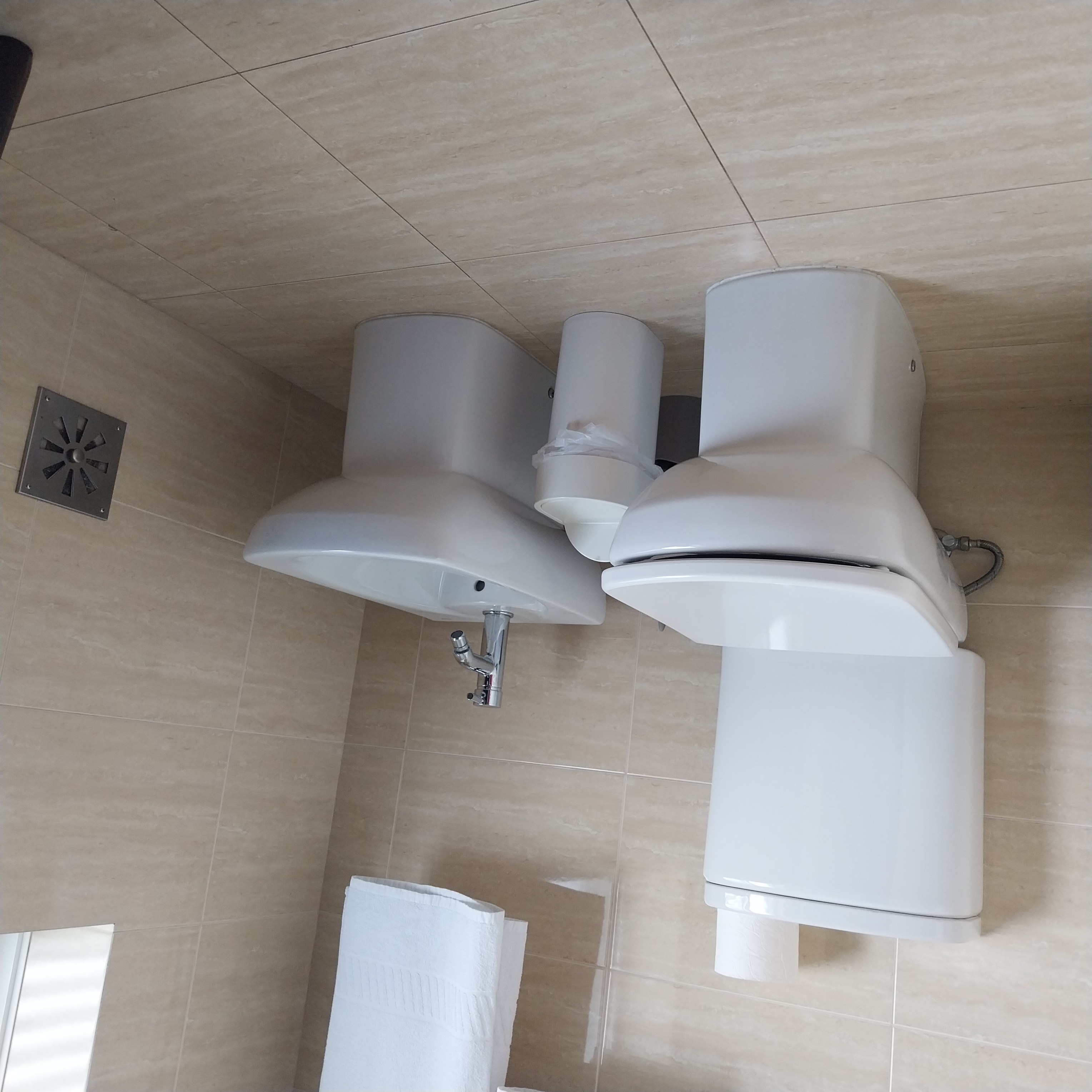 Casa de banho privativa do Quarto Duplo com Varanda com sanita e bidé em louça branca