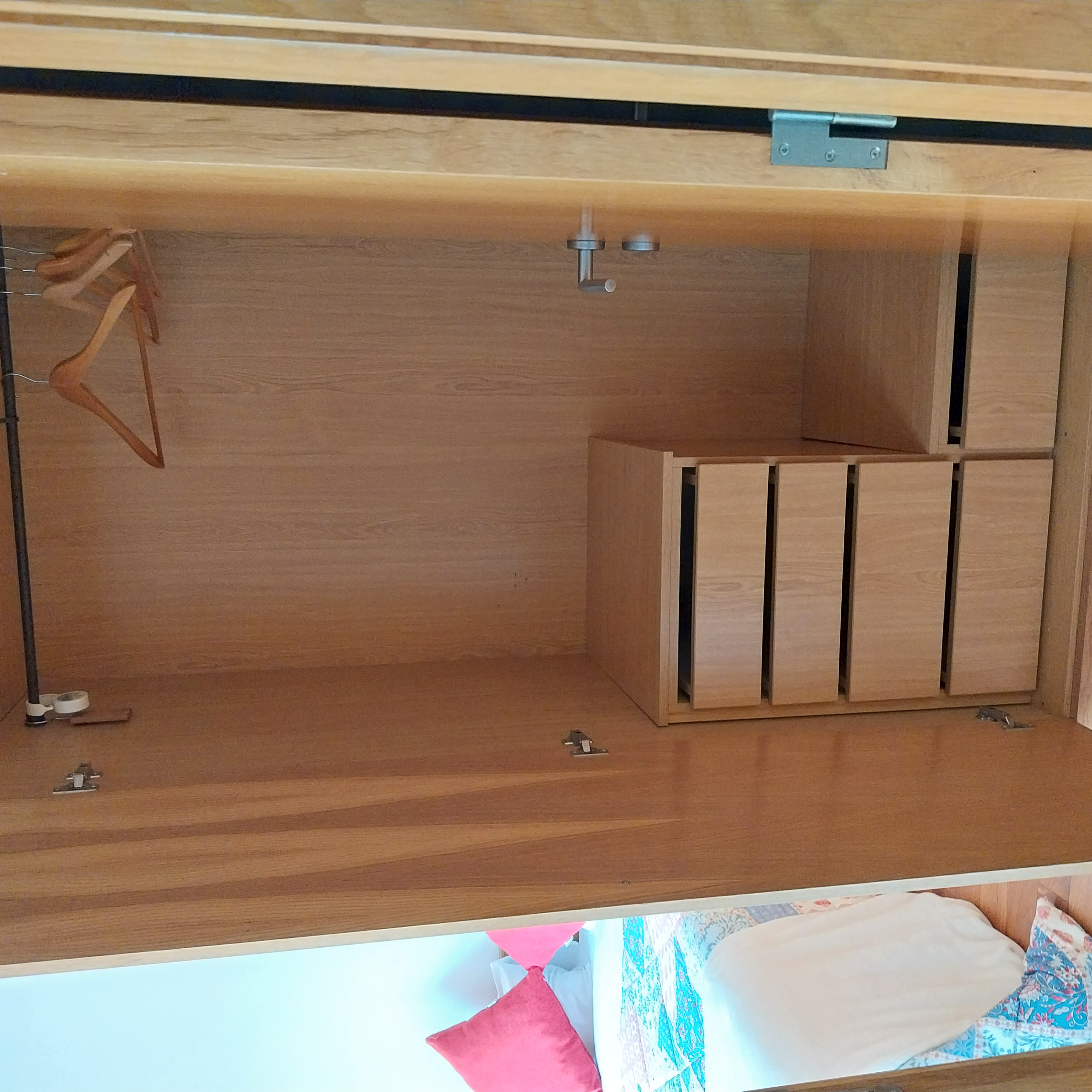 Roupeiro do Quarto Duplo com Varanda com gavetas, cabides e prateleiras em madeira