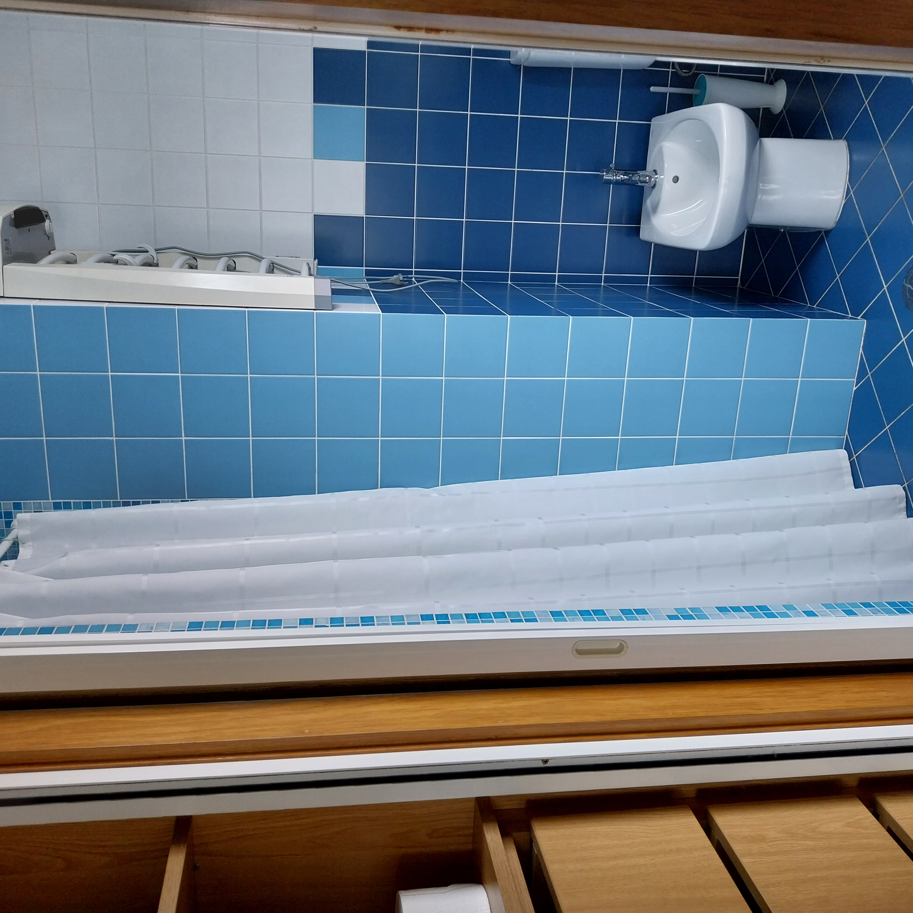 Cama de casal da suite junto à janela com vista para a varanda