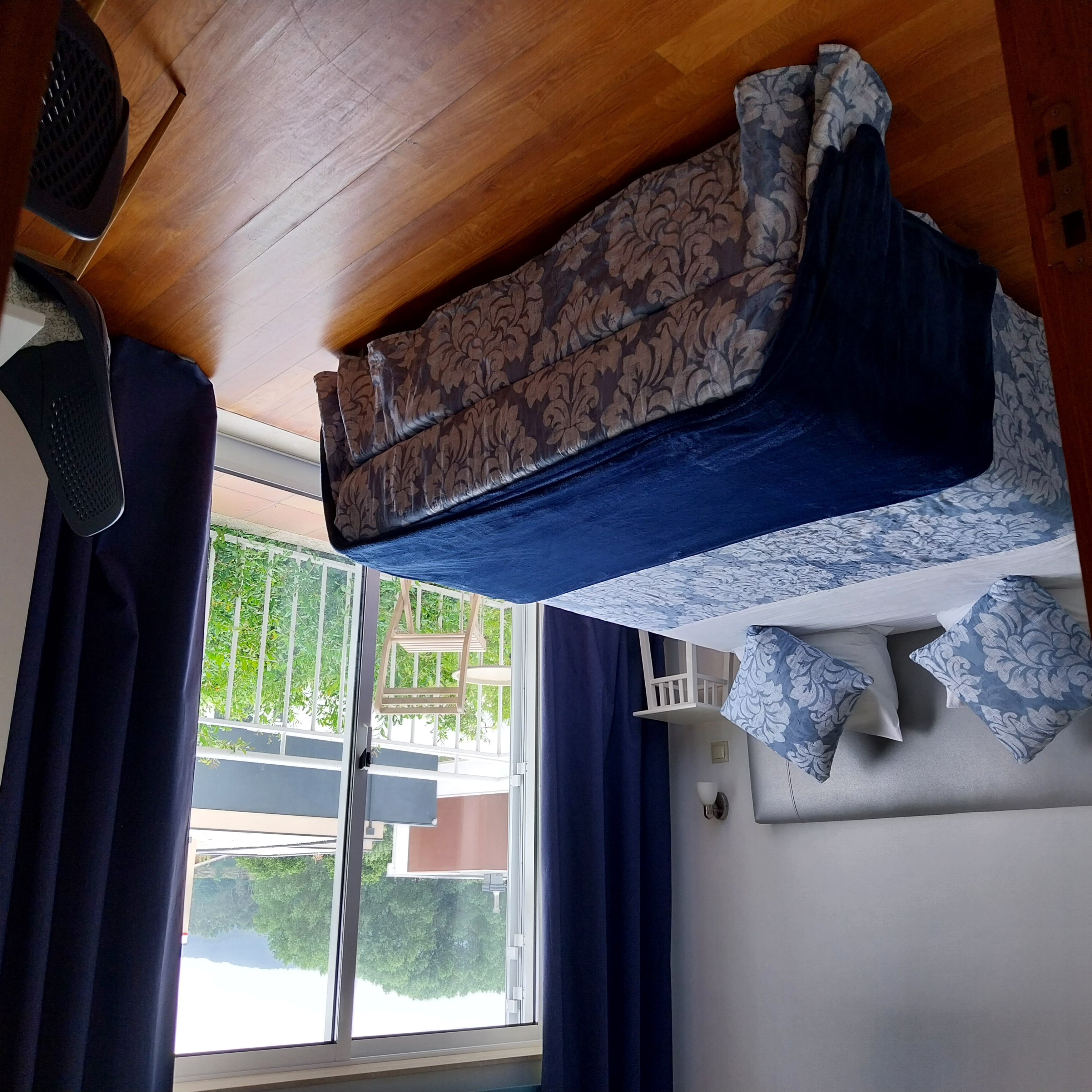 Roupeiro da suite com toalhas brancas e secador de cabelo disponíveis