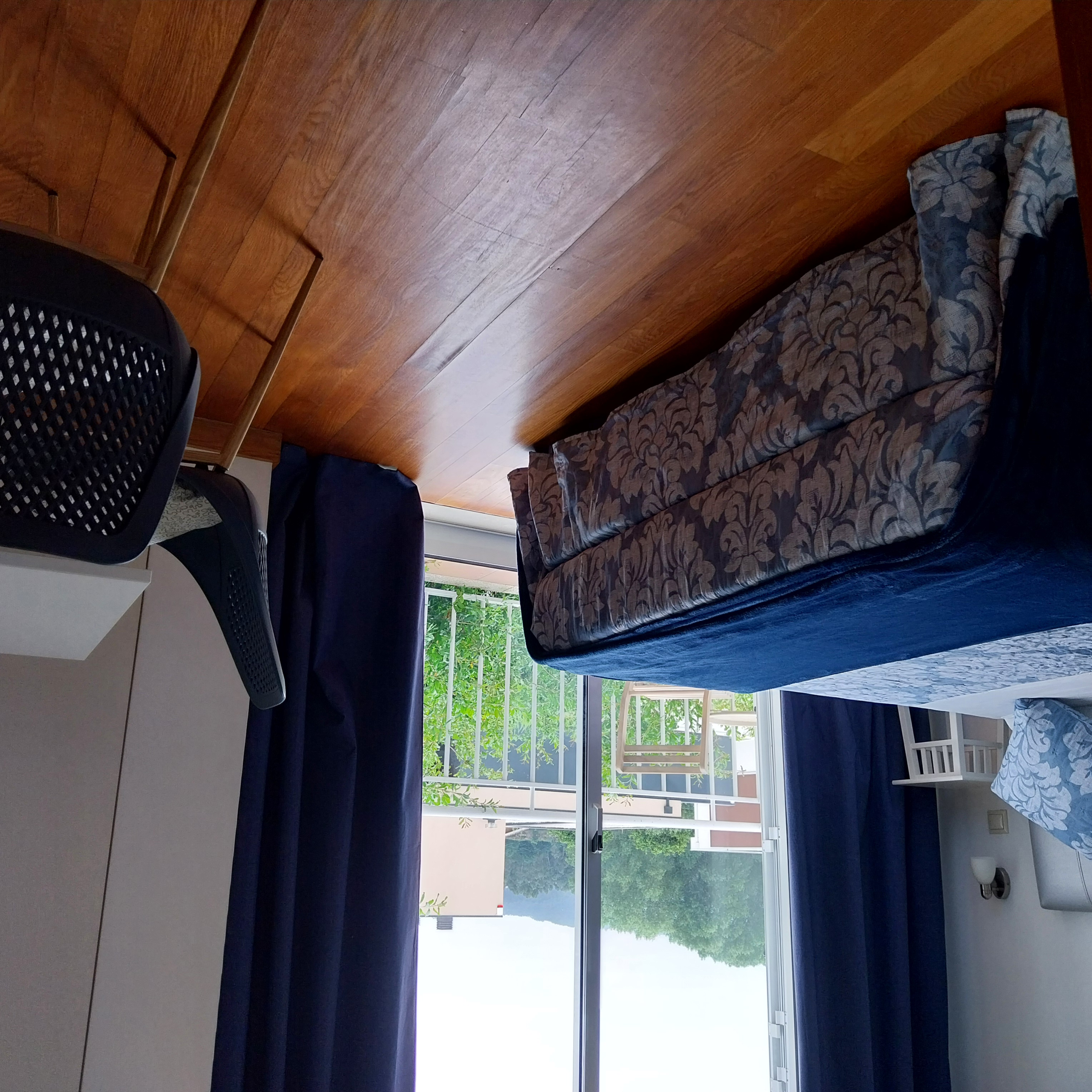 Pormenor das almofadas decorativas da cama da suite