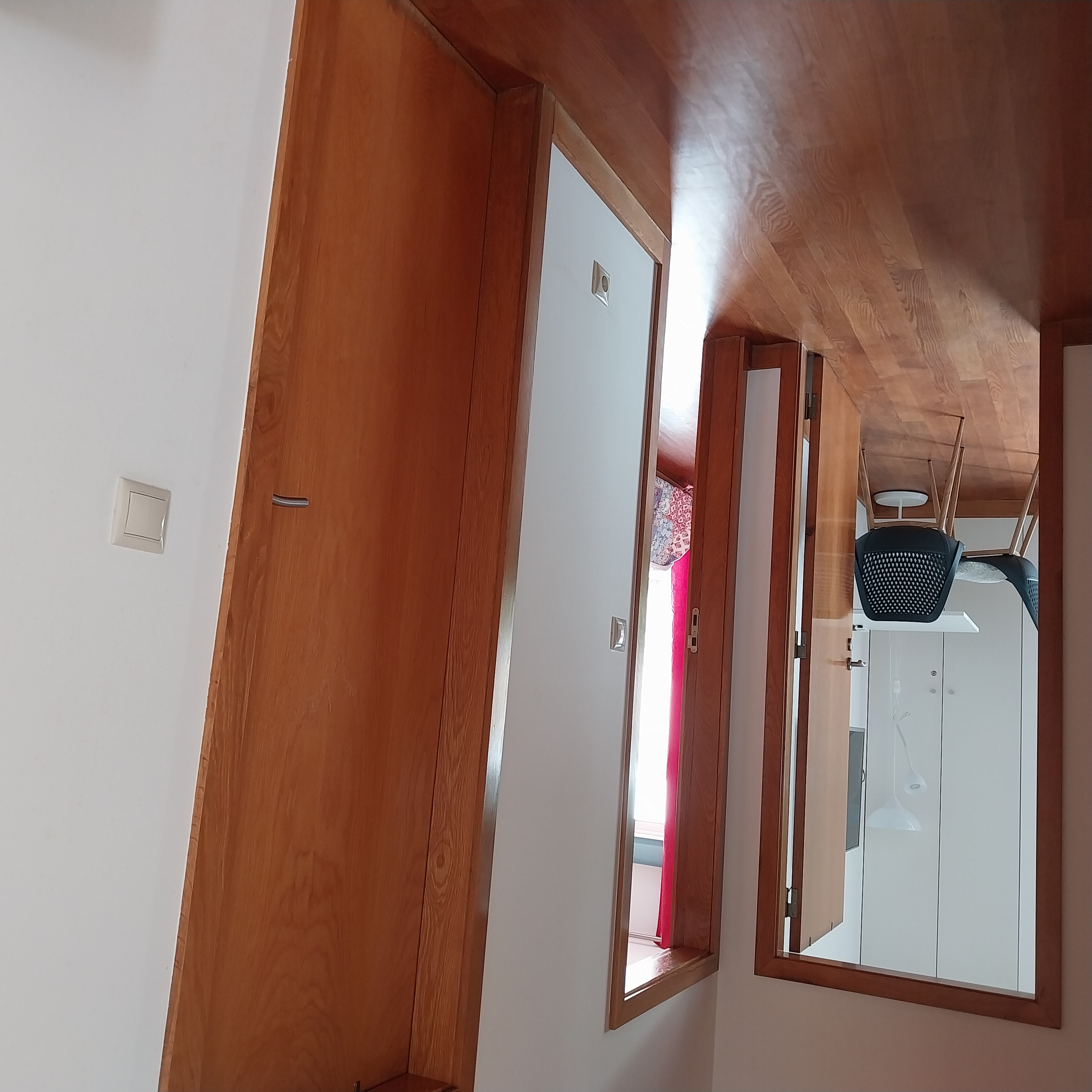 Portas interiores em madeira natural no piso superior do alojamento