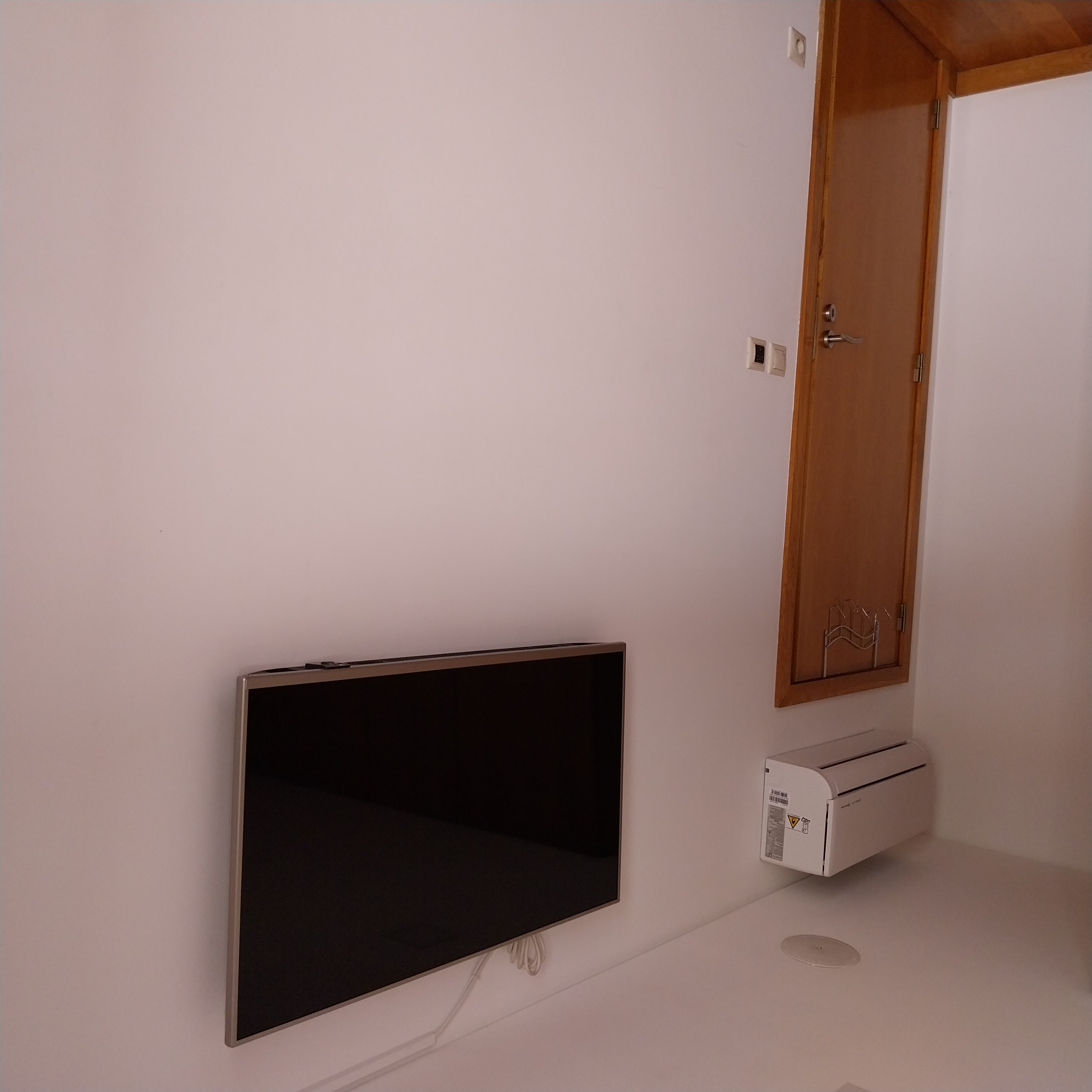 Televisão de ecrã plano na parede do Quarto Duplo com Varanda